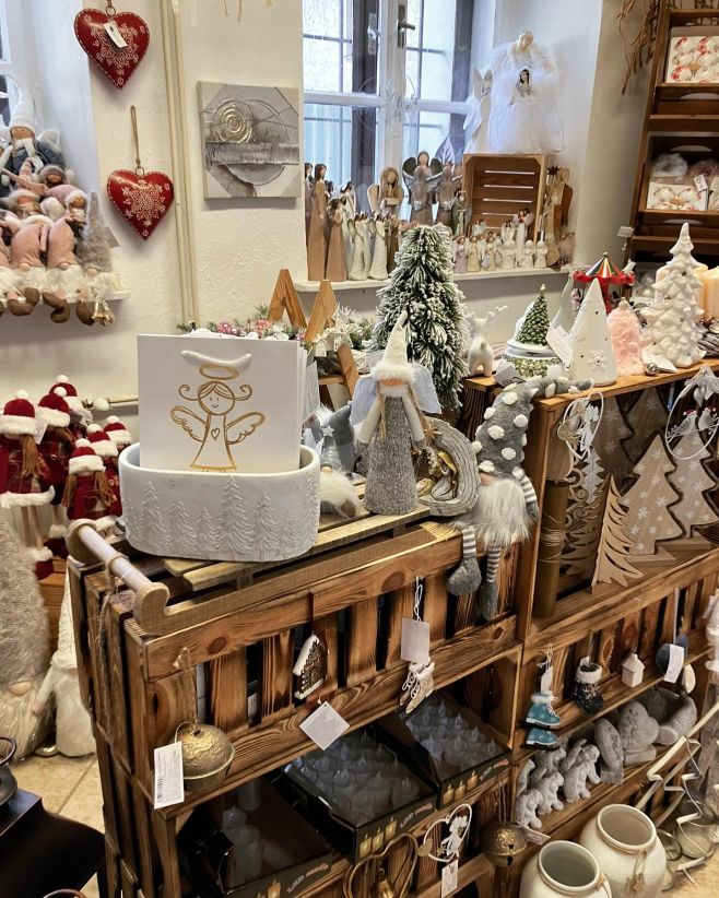 Dárky a výzdoba?❤️💚 Připomínáme, že máme otevřeno i tento víkend od 8:30 do 11 hodin. Ať to vše stihnete.🤗 #proradost